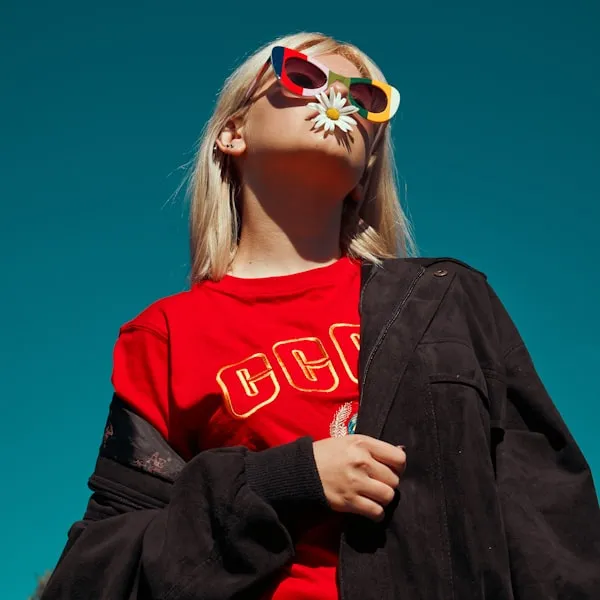 Eszter Kovács – festmény és kiállítási részlet